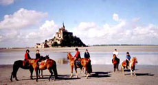 View of the Mont Saint Michel and riders - Ride In France / Randocheval / Absolu Voyages
